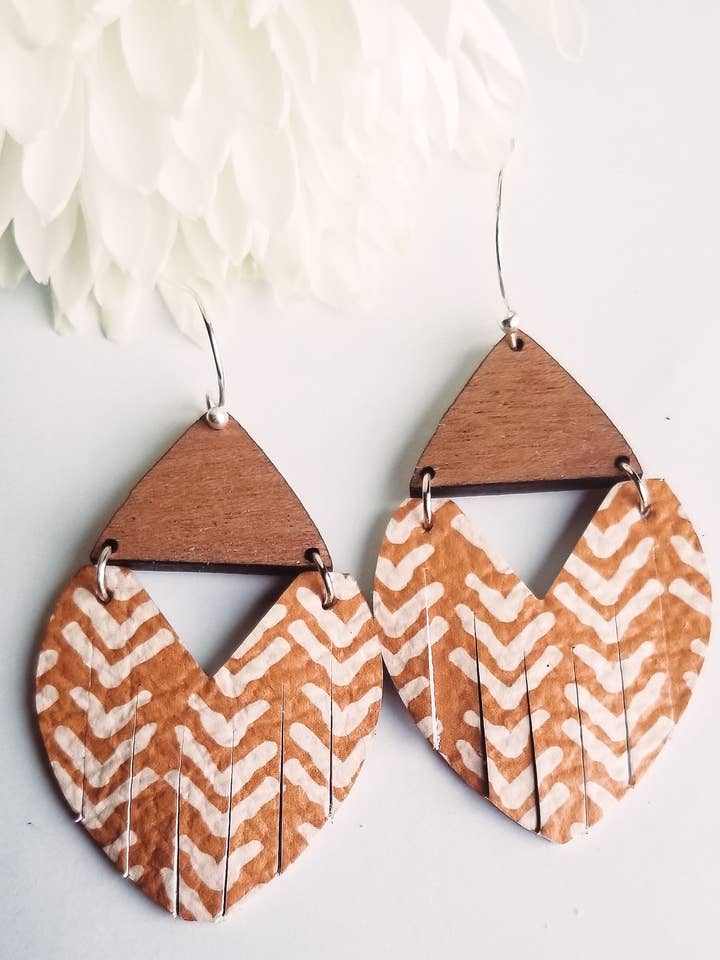 Senap bruten Chevron Stella äkta läder Örhängen för wholesale av Talliha Designs