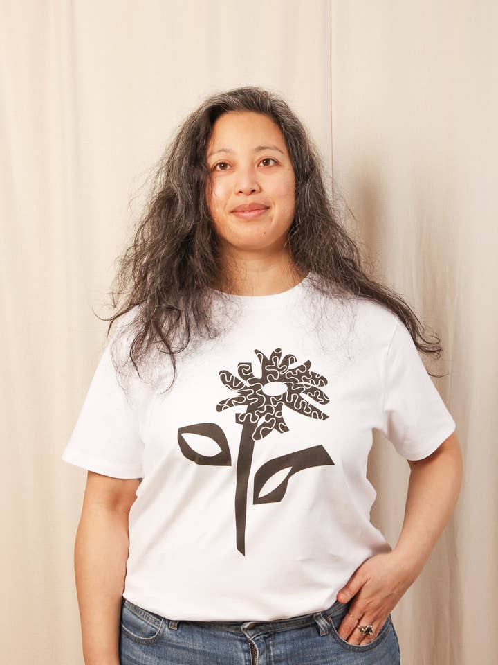 Camiseta unisex blanca de algodón orgánico Birdsong x Kim Chin para venta al por mayor de Birdsong London