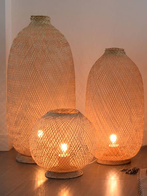 Sæt med 3 - Vævede bambus gulvlamper - komprimerbart design for engroshandel hos Lanna Passa