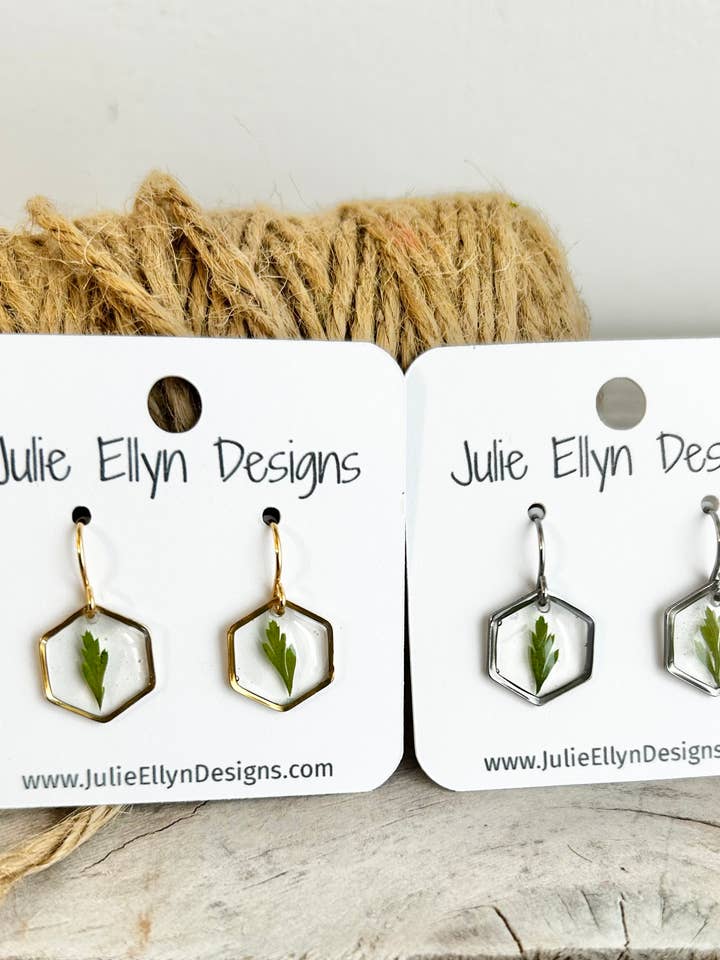 Orecchini Piccoli Felce - Esagono per la vendita all'ingrosso da parte di Julie Ellyn Designs