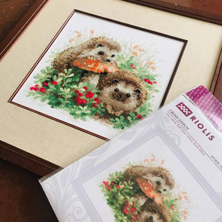 RIOLIS - Wholesale Embroidery/Cross Stitch Supplies - Cross Stitch Kit From Riolis 1469 Hedgehogs In Lingonberries1