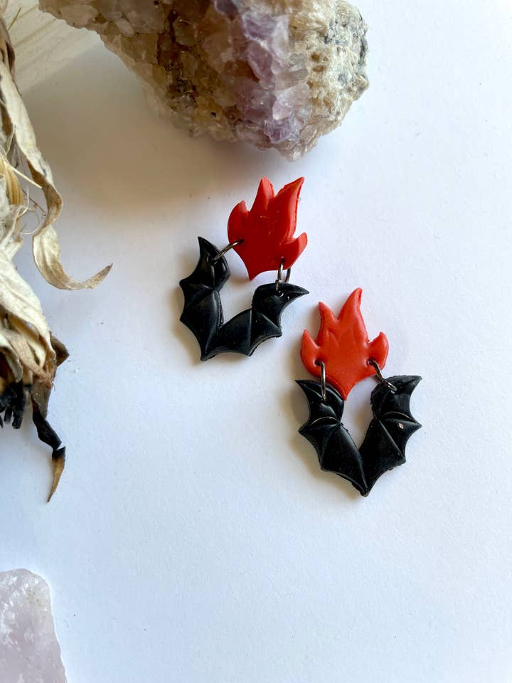 Gotische zwarte vleermuis met vlammende oorbellen van polymeerklei voor wholesale door the Pale Porchlight
