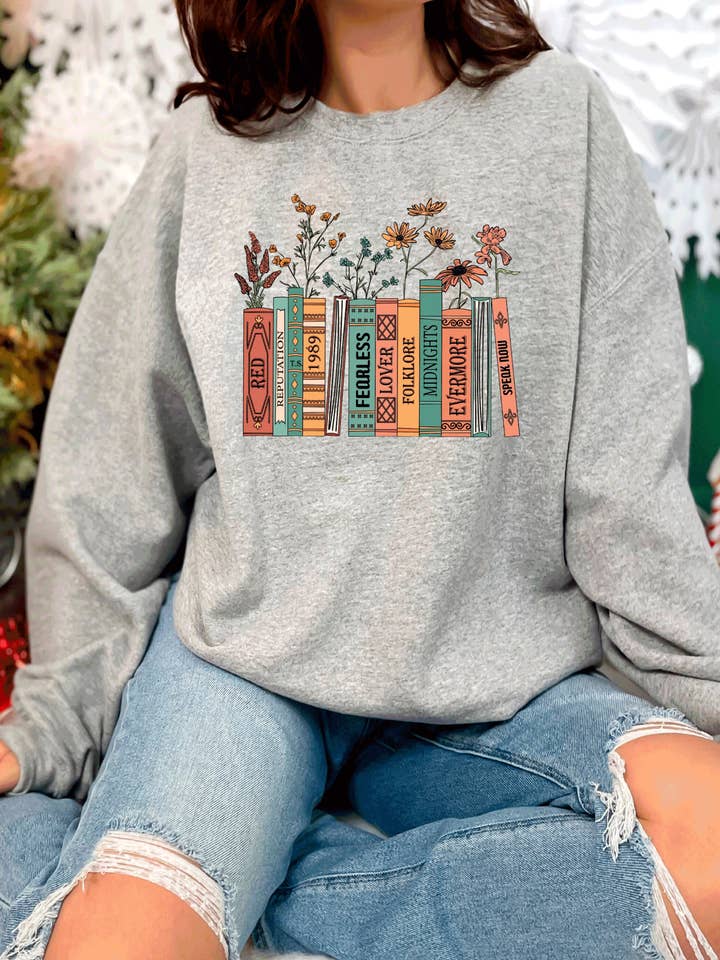 Albums sous forme de livre Crewneck 1989 Taylor's Version Swifties Gift pour la vente par A Blessed Texas Mess Boutique