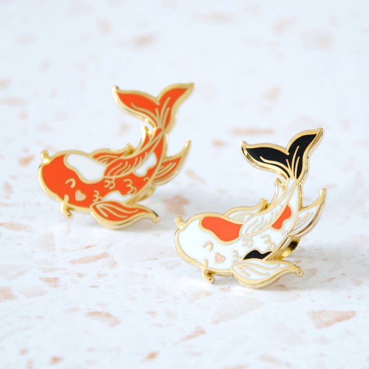 Hop & Flop - Venta al por mayor Botón/prendedor - Pin de esmalte Lucky Koi Fish