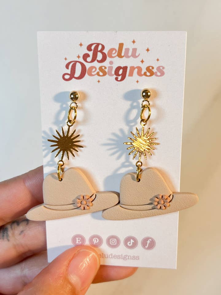 Cappello da cowgirl con graziosi orecchini in argilla polimerica con ciondolo a forma di fiore e sole per la vendita all'ingrosso da parte di Belu Designss