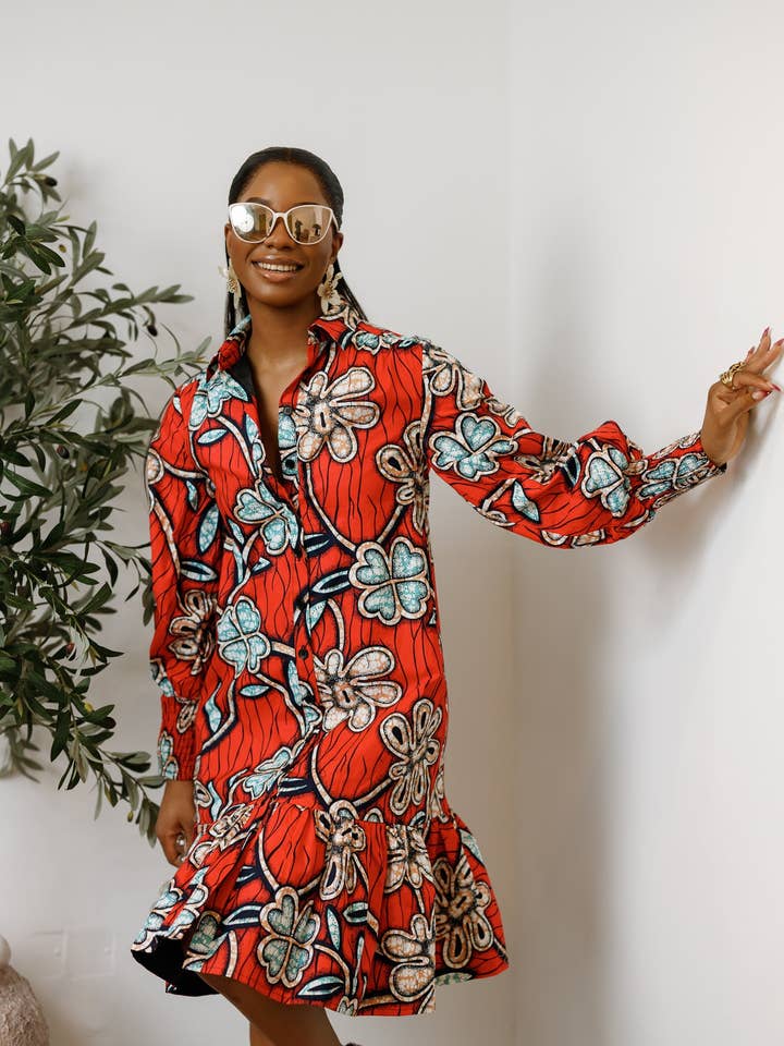 Robe-chemise JUMOKE à imprimé africain, ourlet à volants pour la vente par Mae Otti