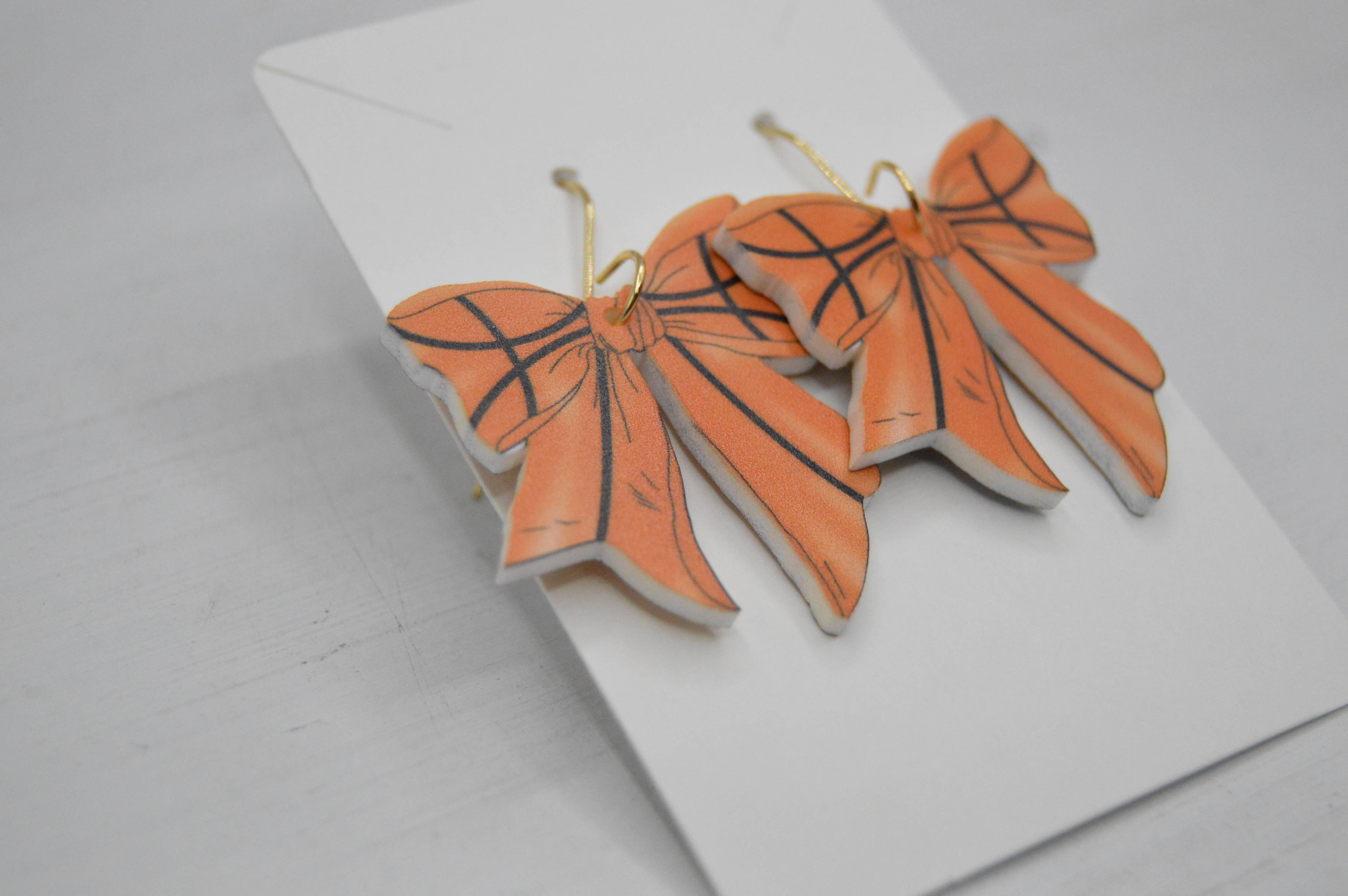 The Adorned Fox - Venta al por mayor Pendientes colgantes - Pendientes colgantes coquetos de baloncesto, acrílico, deportivos3