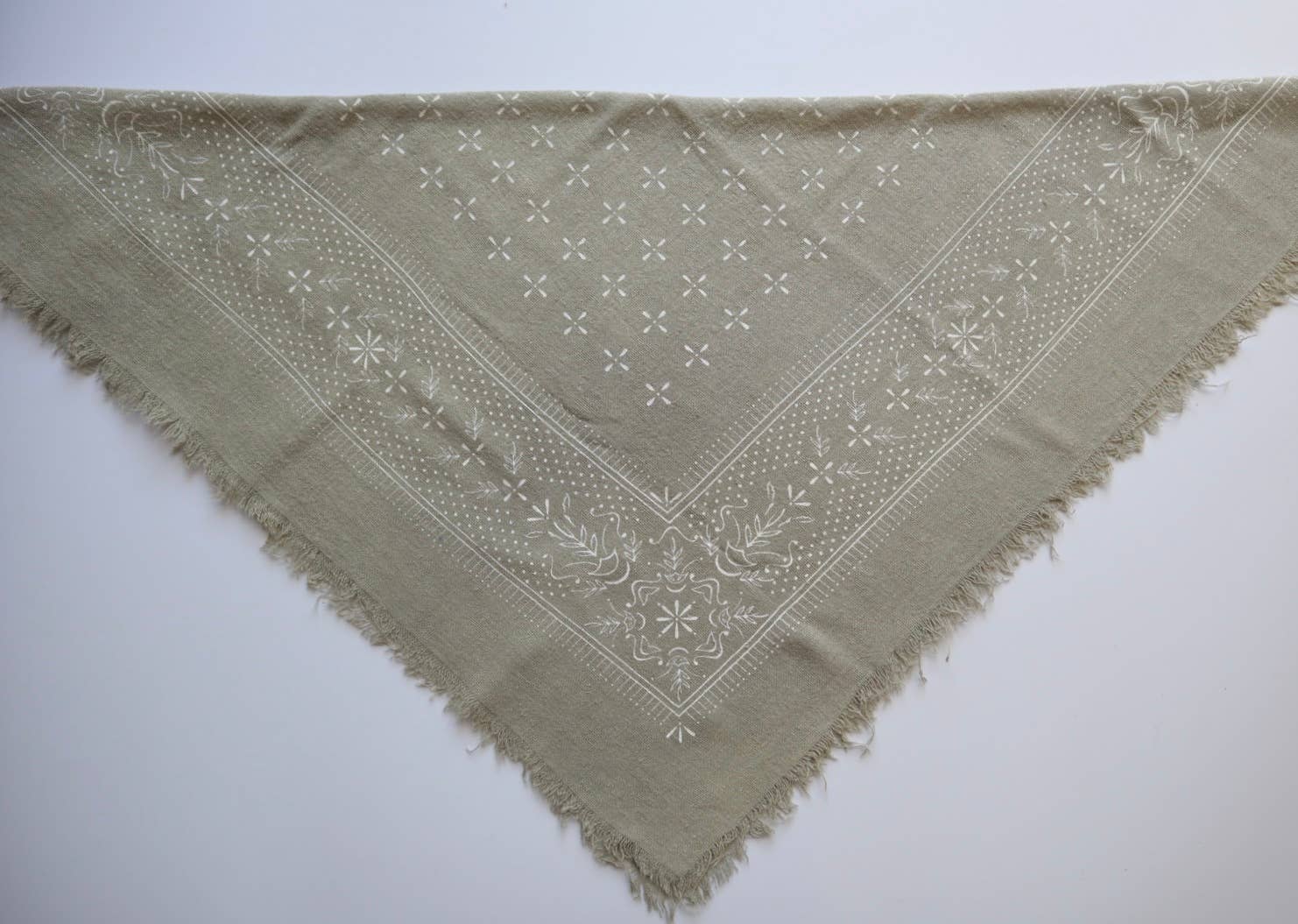 Eco Raw Studio - Venta al por mayor Bandana - Mujer - Pañuelo con estampado clásico gris salvia teñido naturalmente (blanco)5