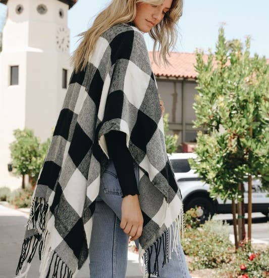 Leto Accessories – Poncho - Mulher por atacado – Buffalo Check Tassel Ruana - Fall & Winter Staple 🦬3