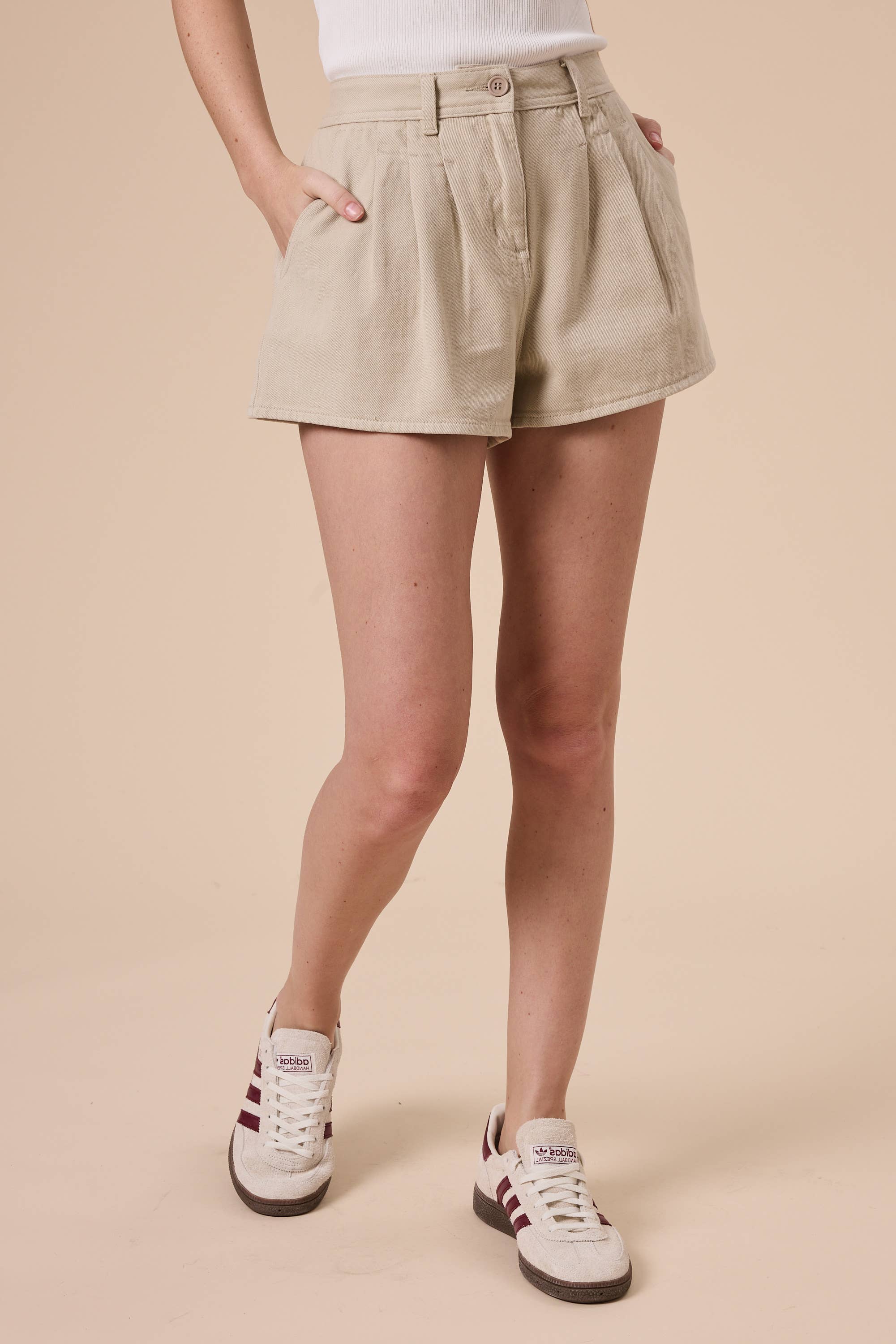 MIOU MUSE – Großhandel Shorts – Damen – P4296   SHORTS MIT FALTENDETAIL VORNE0