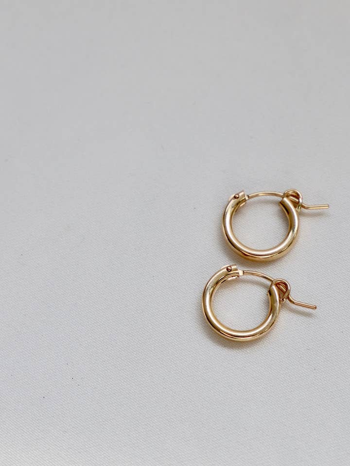 Piccoli cerchi dorati. per la vendita all'ingrosso da parte di Katie Waltman Jewelry