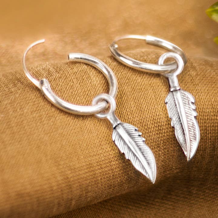 Orecchini a Cerchio con pendente a forma di piuma in argento 925 per la vendita all'ingrosso da parte di The Jewellery Store London