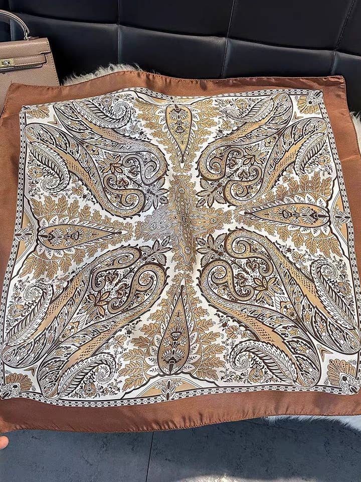 D-319 Foulard touche soie 70x70 motif bandana pour la vente par LINETA