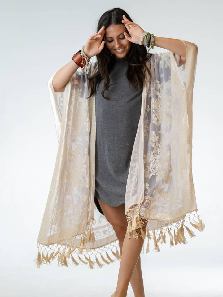 Favori d'hiver : Kimono en velours Crushin' On You - Nude pour la vente par Three Bird Nest