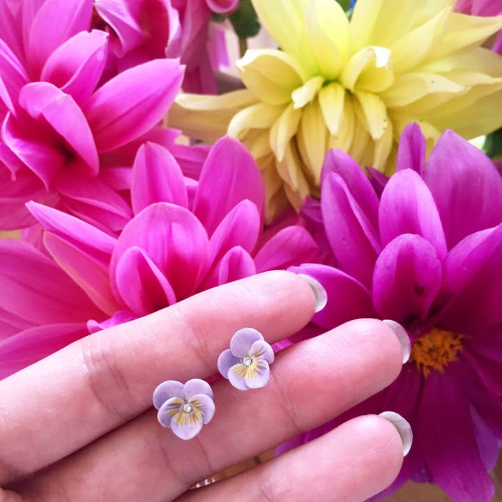 Hop Skip & Flutter – Engroshandel Ørestikkere – Porcelæn Pastel lilla Stedmoderblomst Stud Ørering/Stedmoderblomst øreringe