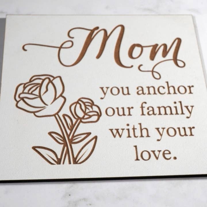 Letrero decorativo de madera Mom, You Anchor our family with your love, letrero de casa de granja, letrero de 5 x 5 pulgadas, azulejo de Scrabble, arte de pared para venta al por mayor de C3DAR Design