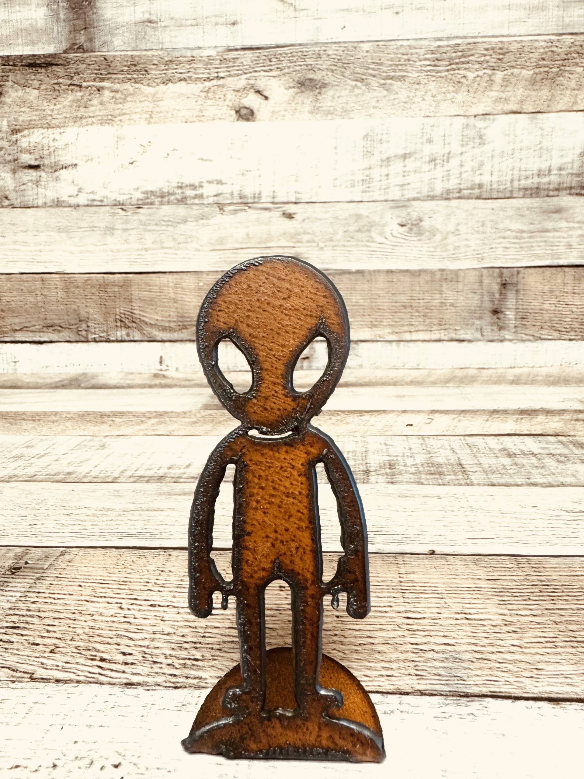 Universal Ironworks USA - Wholesale Decorative Figurine - Alien Standing Doodad Figurine Rustic Metal Area 51
