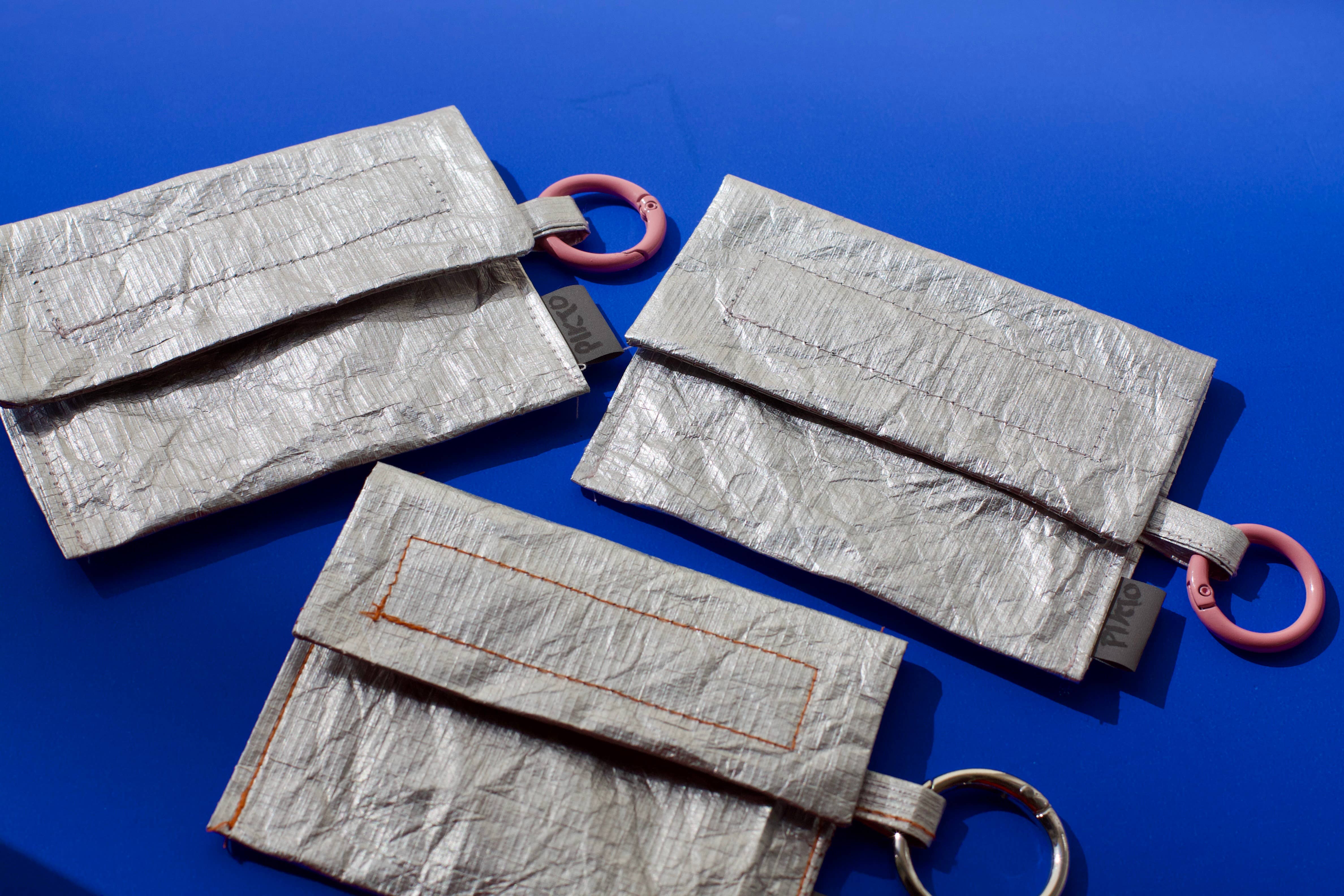 Pikto3000 - Wholesale Wallet - Women's - Small silver Tyvek pouch wallet with round carabiner - Pink4