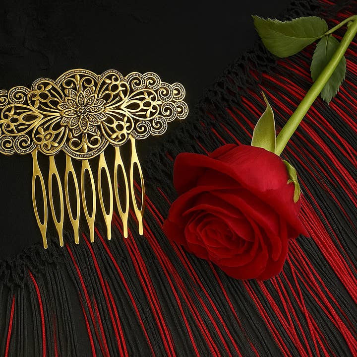 Hermosa peineta de estilo flamenco sevillano for wholesale by Wild & Free