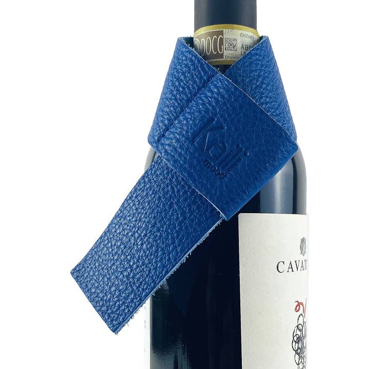 K0010DB | Drip catcher for Bottle Made in Italy in Full Grain Genuine Leather, dollar grain - Color Blue. Dimensions: cm 27 x 4 x 0.5. Packaging: Rigid Gift Box base/lid for wholesale by Kaili mood / RENATO BORZATTA - Italy since 1978 -