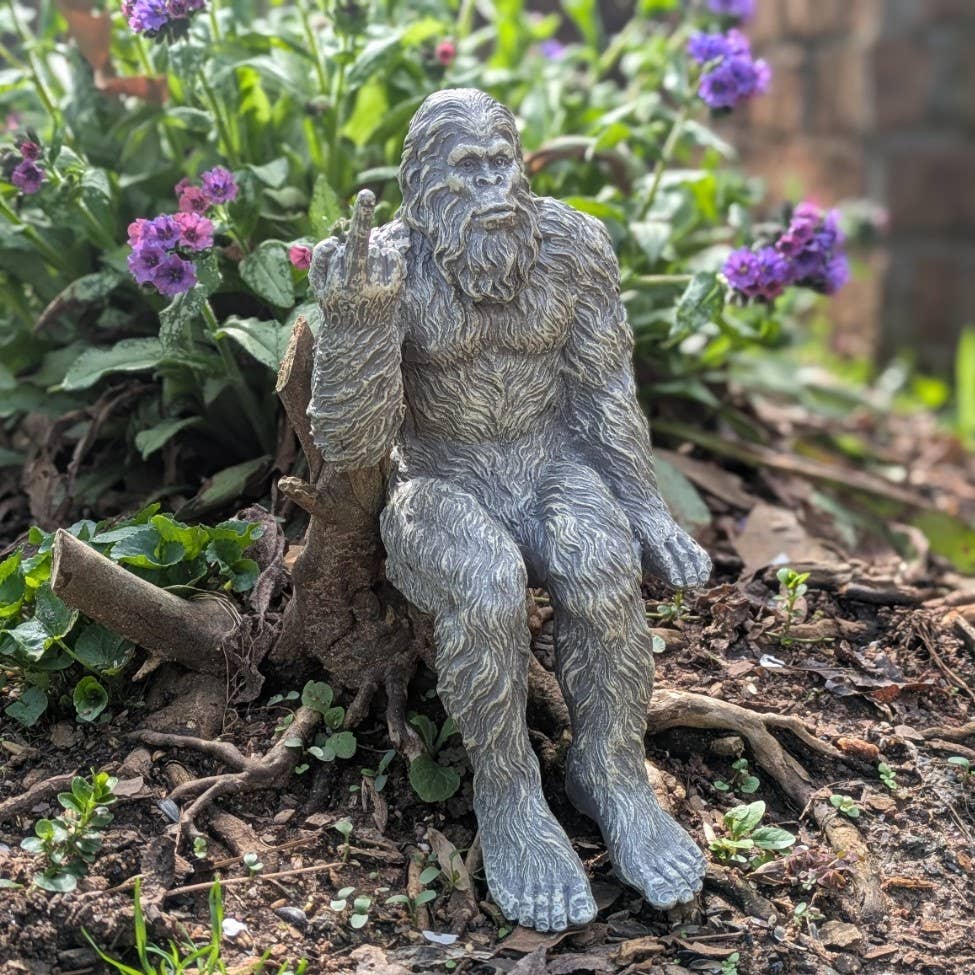 John Bernard & Company – wholesale Dekorativ statyett – Bigfoot 'Den Oartiga' Sasquatch-staty 10 tum H Hyllsittare4