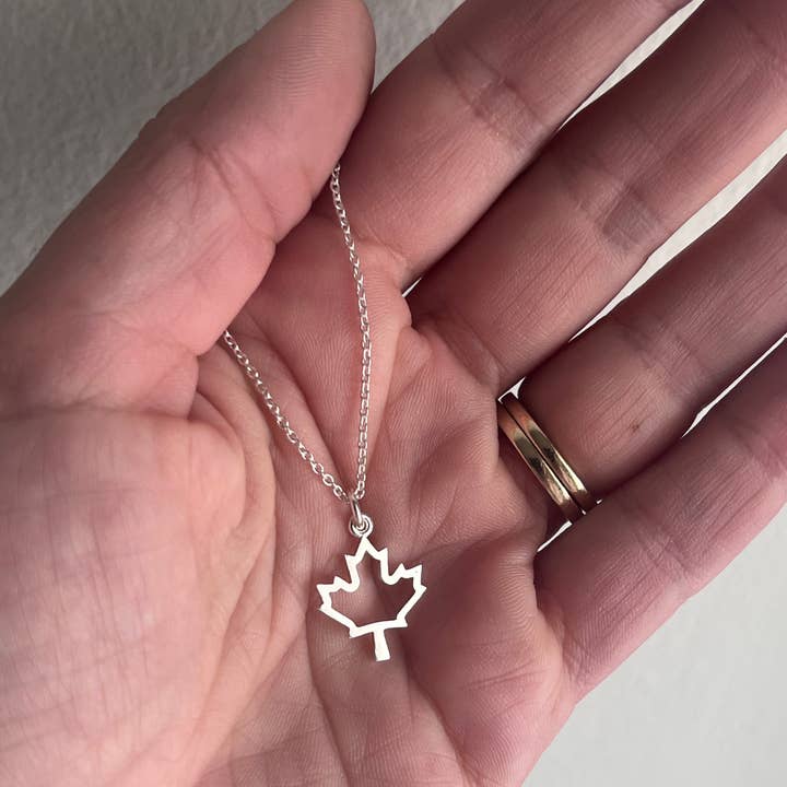 Pendentif Silhouette de Feuille d'Érable en Argent Sterling pour la vente par SarahAnaDesigns