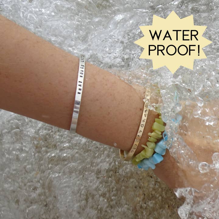 Camilla Limón – Großhandel Manschettenarmband – 18K Mantra-Armband | Ohana-Zitat | Graviertes Wortarmband5