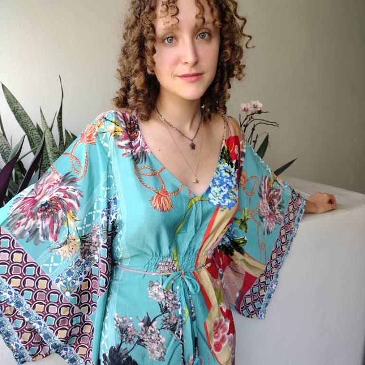 Abito corto alla moda e accattivante con maniche a kimono per la vendita all'ingrosso da parte di The George