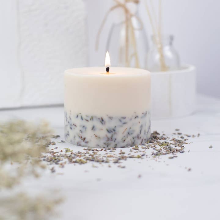 Soy wax candle with lavender flowers for wholesale by fenyliving