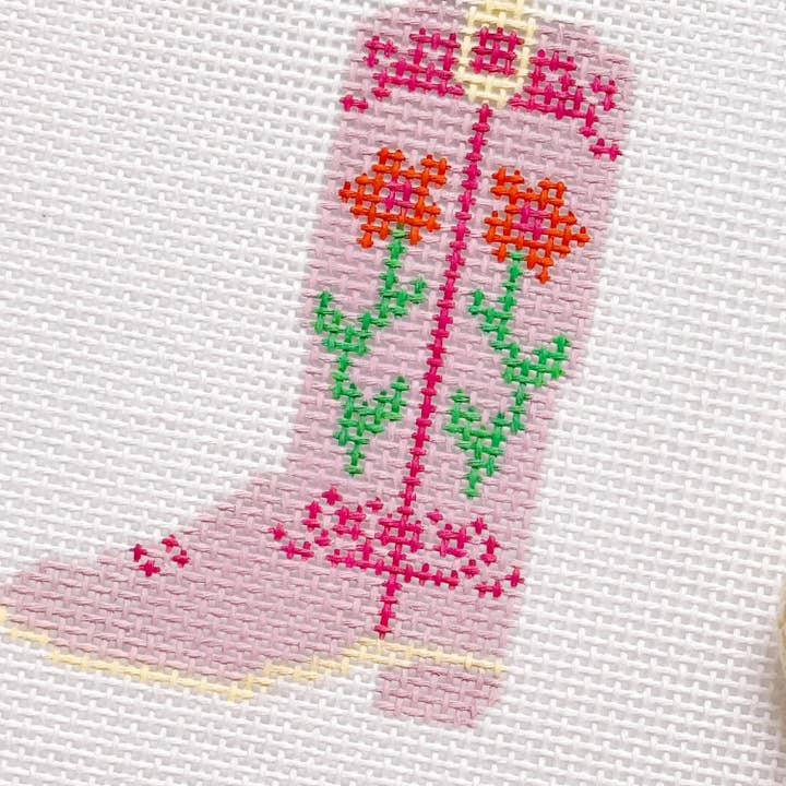 Cotswold Co Designs – Großhandel Kreuzstich-/Stickzubehör – Handbemalter rosa Cowboystiefel 3” Nadelspitze Leinwand 13 Mesh südliche Nadelspitze Leinwand Stiefel handbemalt8