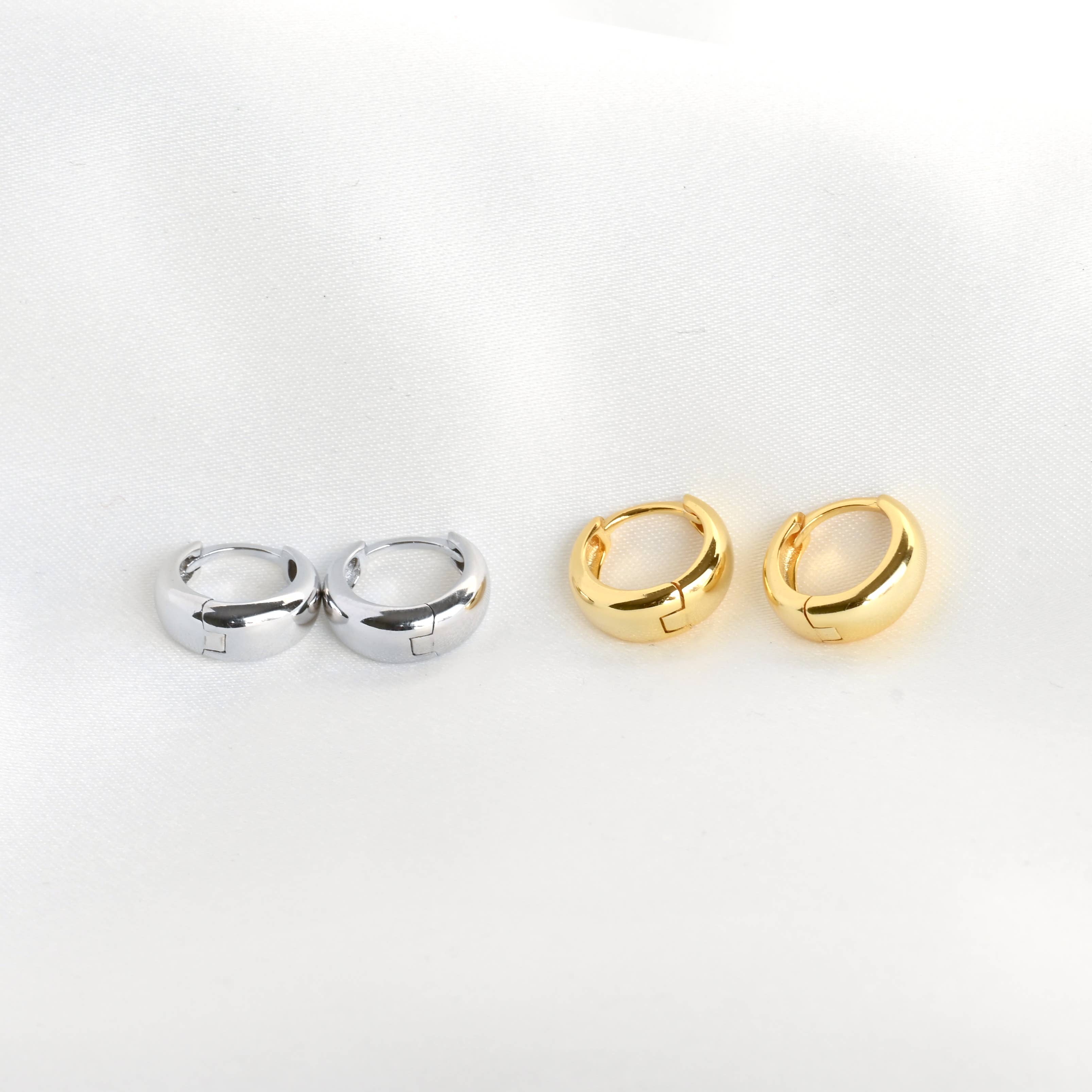 Blueyejewelry - Vendita all'ingrosso Orecchini a cerchietto - Cerchi spessi piccoli - Orecchini huggie in argento sterling e vermeil oro 18k8