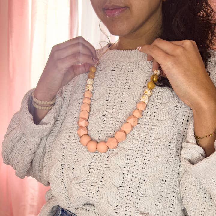 Lucy - Nursing Necklace & Babywearing Necklace ☀️ for wholesale by Bienfaits pour Maman