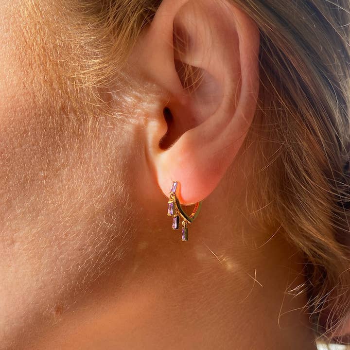 Native Gem – brincos huggies por atacado – ABRAÇOS DE AMETISTA FLUTUANTES1