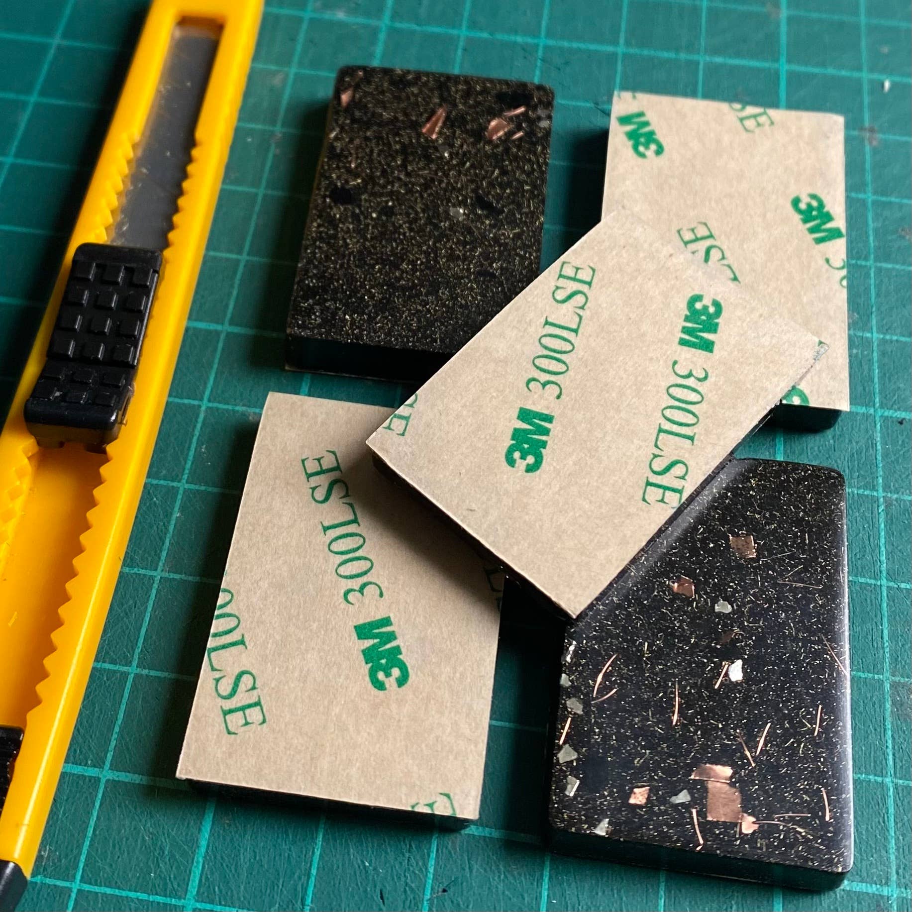 House of Hollyhawk - Wholesale Stickers voor telefoons en laptops - XL Orgonite EMF-beschermer - Bescherming tegen EMF voor telefoons en apparaten7