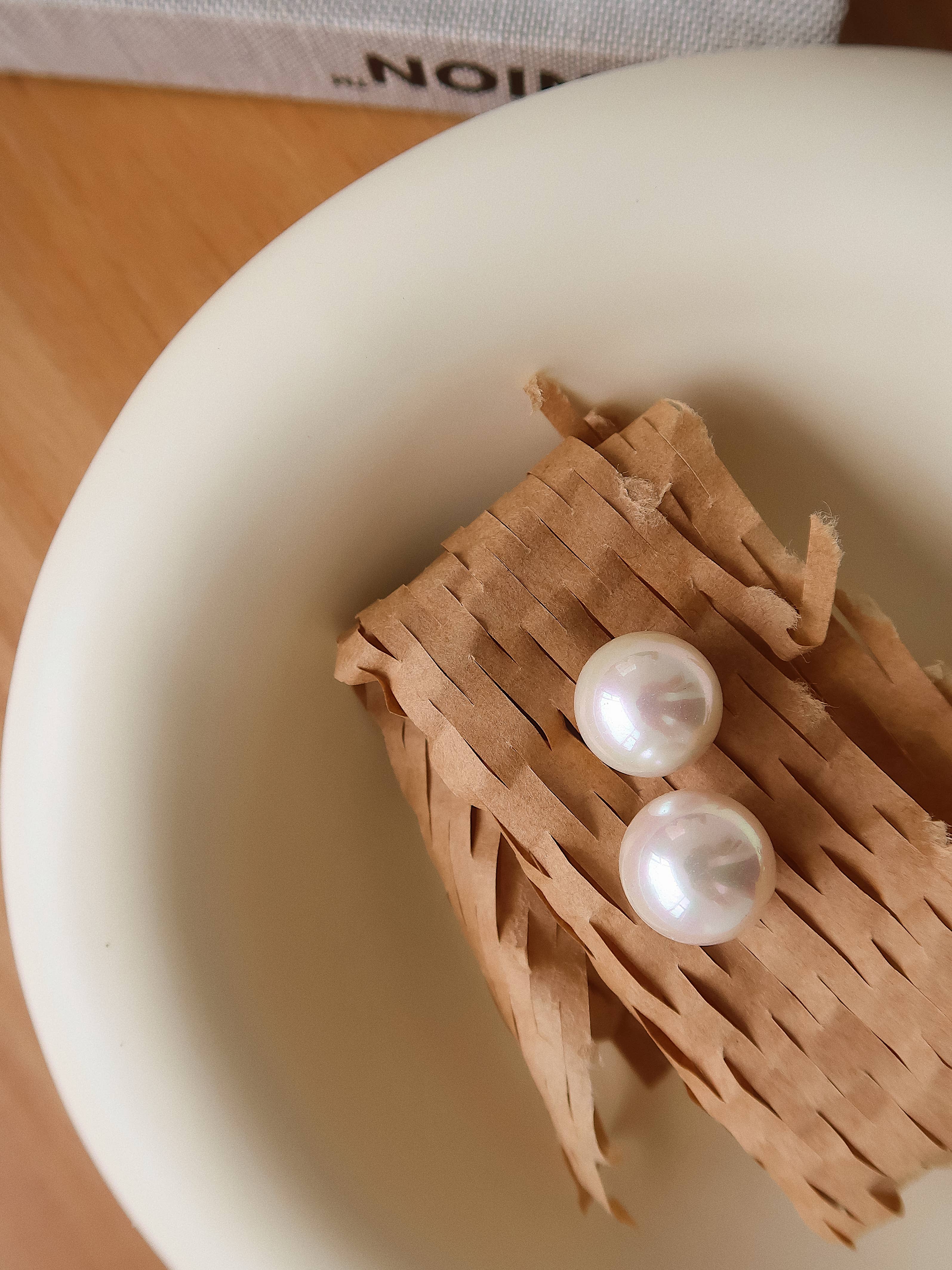 Or jaune Boucles d'oreilles clous classiques en perles non ternissantes en or 18K Amrae en vente sur Faire3