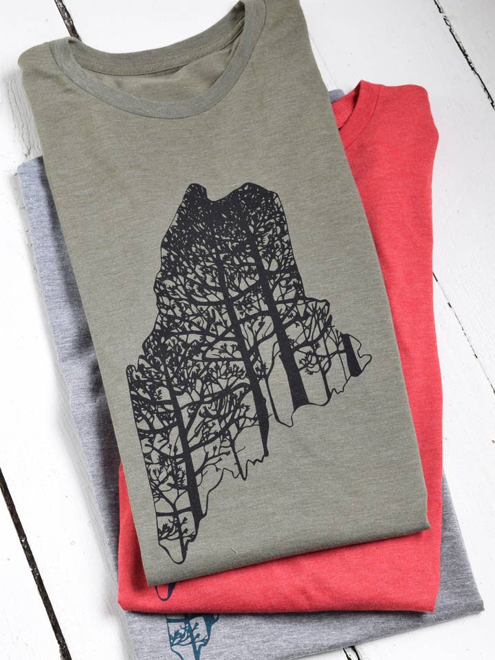 Bio-T-Shirt Maine für Herren — schwarze Tinte auf Olivgrün für den Großhandel von Hearth and Harrow