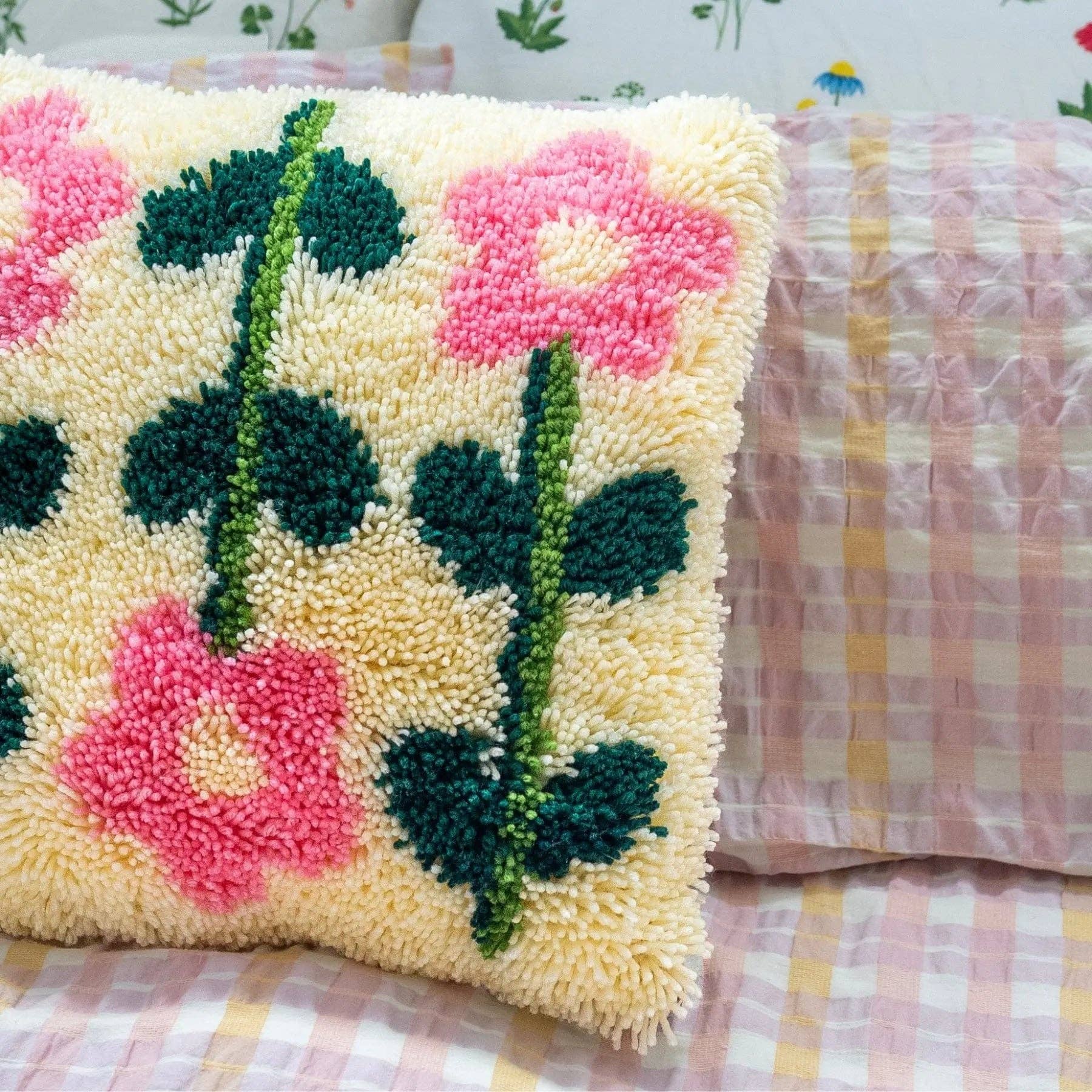 Craft Club - Wholesale Craft Sewing Kit - PASTEL PICK OF THE BUNCH - Latch Hook Cushion Kit4