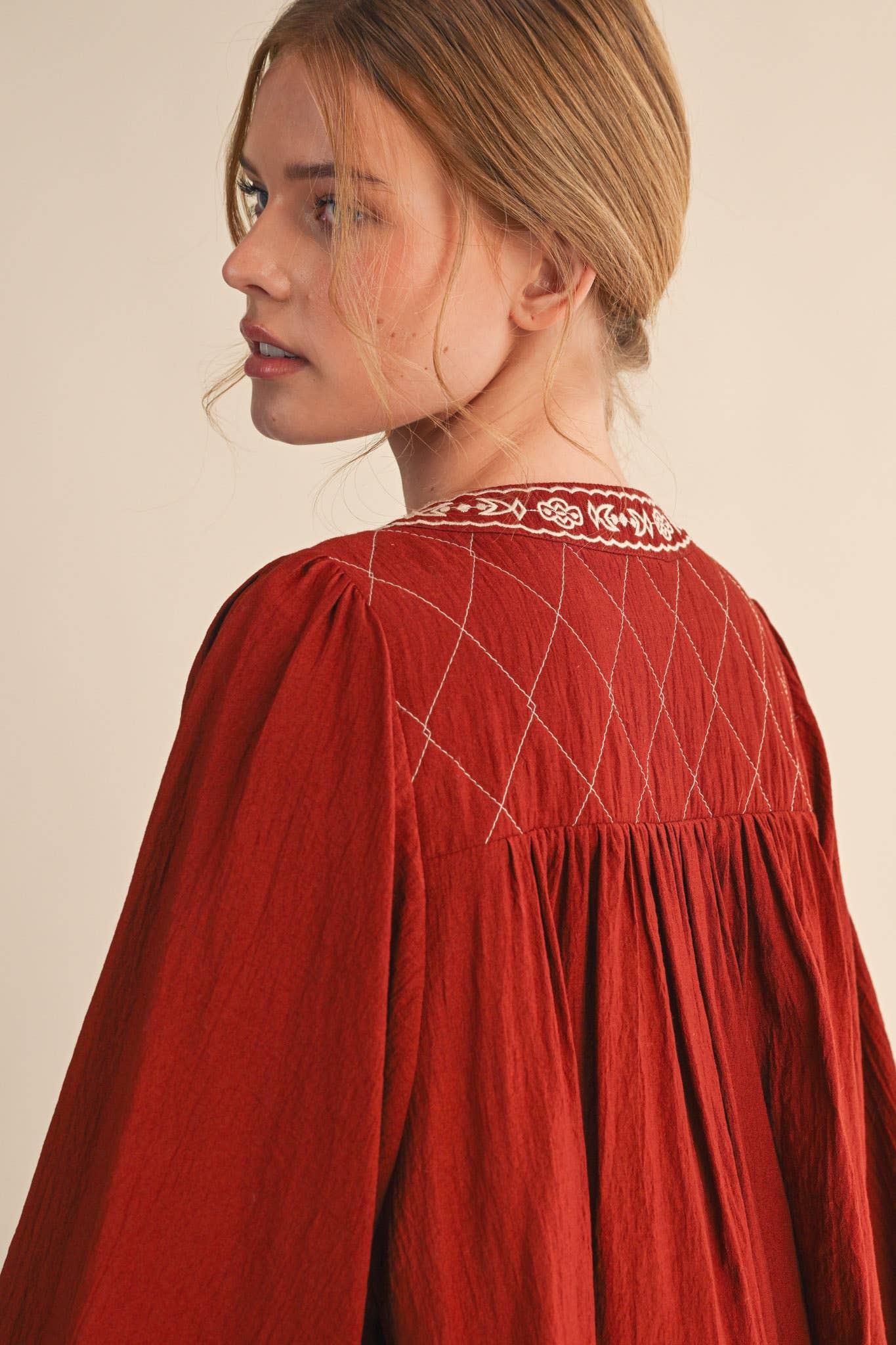 &MERCI - Vendita all'ingrosso Camicetta - Donna - Blusa con maniche a palloncino e rifiniture ricamate MTP42235