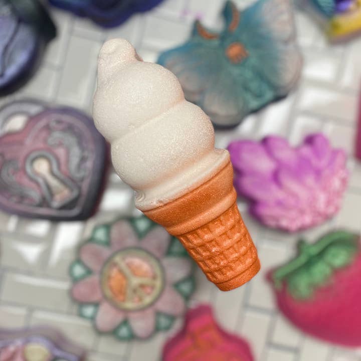 Ice cream bath bomb (L) for wholesale by Boil & Bubble