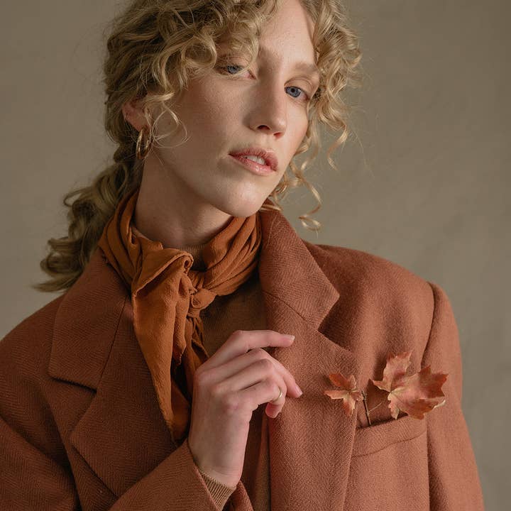 Sciarpa in seta lavabile «The Scout» color ruggine per la vendita all'ingrosso da parte di Tono + Co