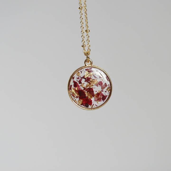 Colar de pétalas de rosa e folhas de ouro | Joalharia Botânica Delicada por atacado de Kaiko Studio