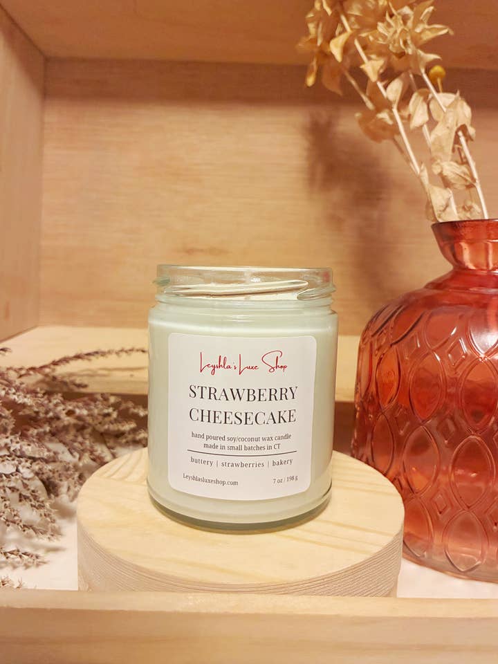 BOUGIE FRAISE CHEESECAKE 200 G. pour la vente par Leyshla's Luxe Shop