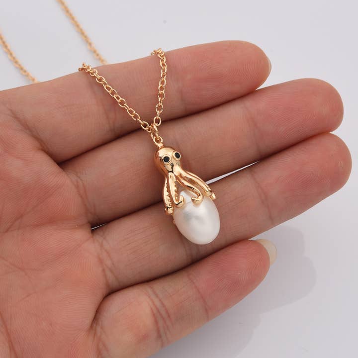 Collana con Pendente a Polpo in Oro Riempito con Perla, Regalo, NL017 e ulteriori Risultati per prezzo polpo all'ingrosso. Resi gratuiti e termini di pagamento a 60 giorni su Faire in tendenza su Faire.