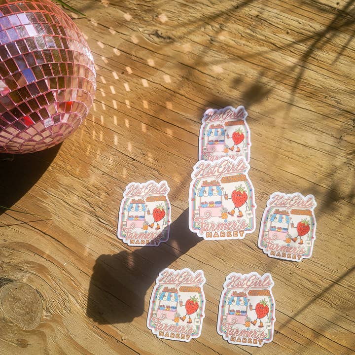 Autocollant en vinyle "Les filles sexy soutiennent leur marché fermier local" | Autocollant fraise pour la vente par Sun Moon & Stars Co.