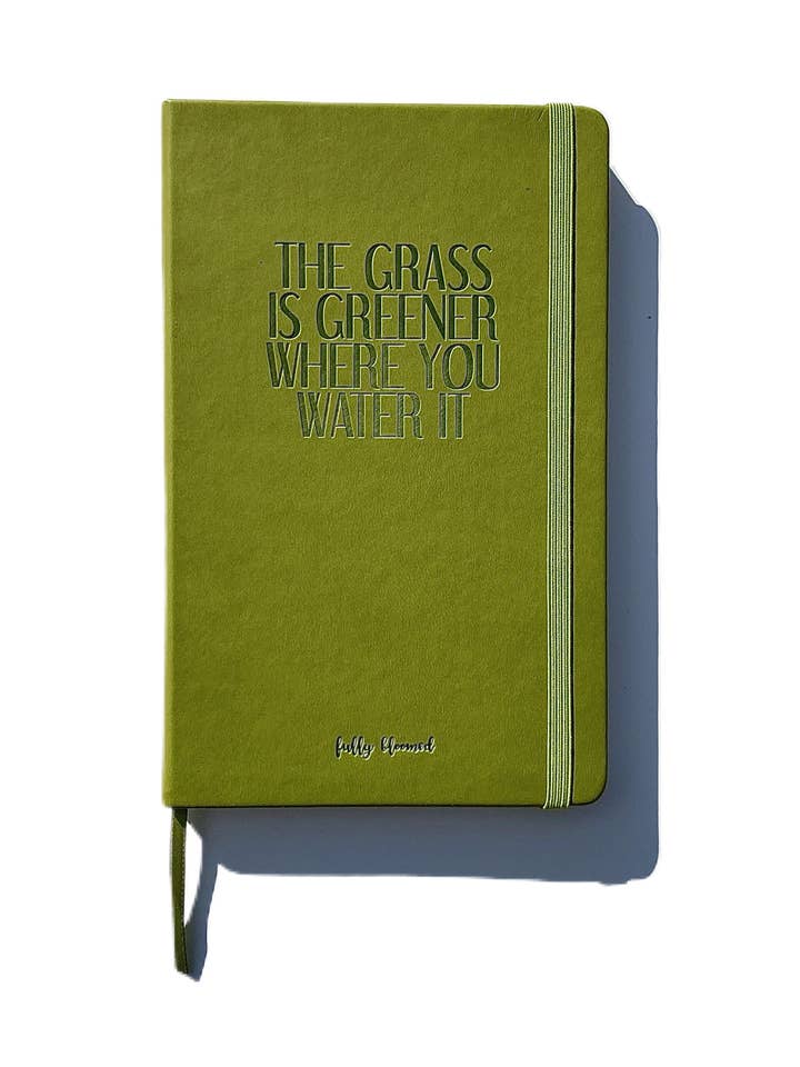 « L'herbe est plus verte là où vous... Journal en cuir végétalien pour la vente par Fully Bloomed
