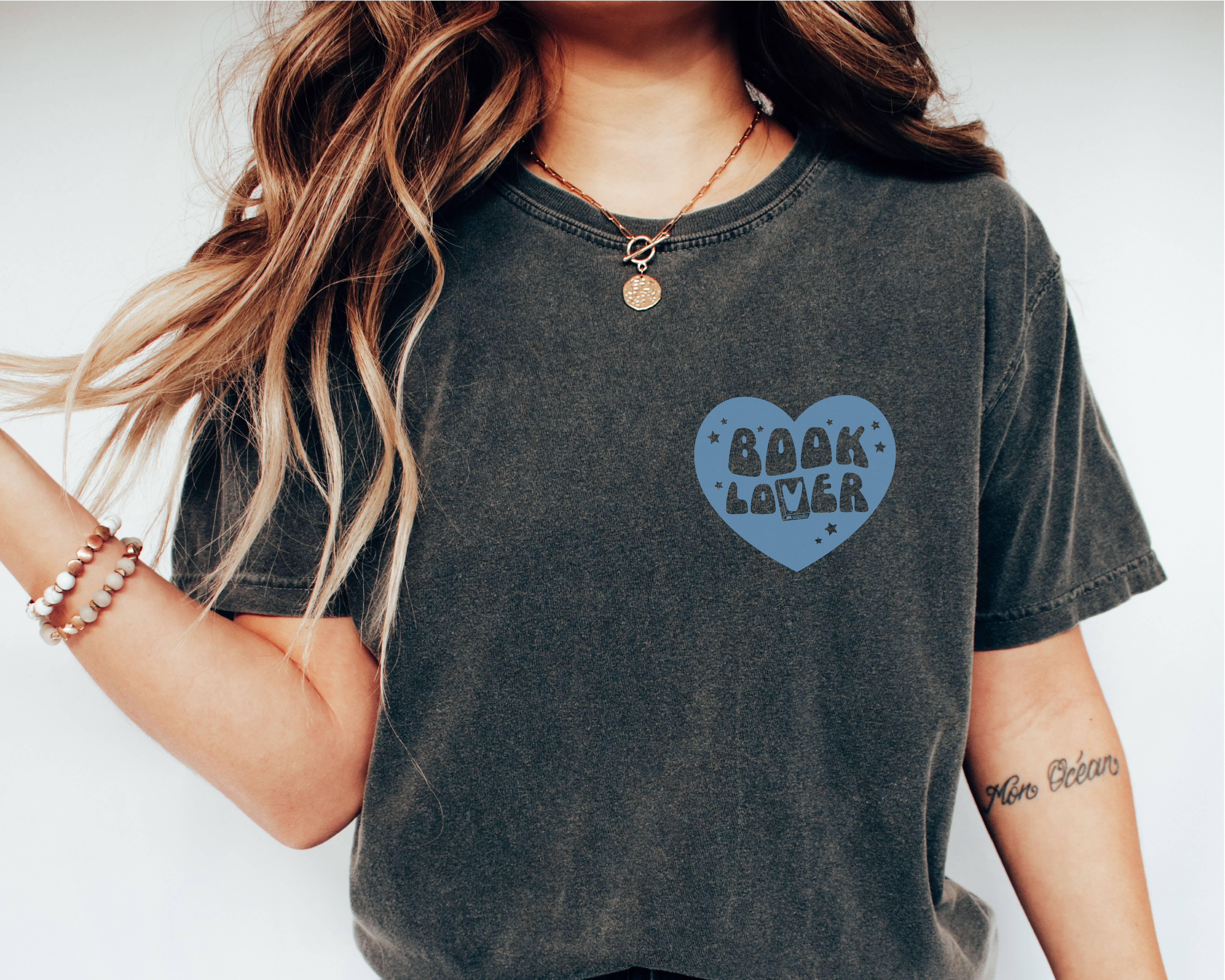 P E T I T R U E - Vendita all'ingrosso Maglietta serigrafata - Donna - T-shirt Graphic Tee Comfort Colors per amanti dei libri, top alla moda1