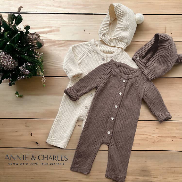 Annie & Charles - Wholesale Kledingset - Baby - Annie & Charles® gebreid pak met mutsje1
