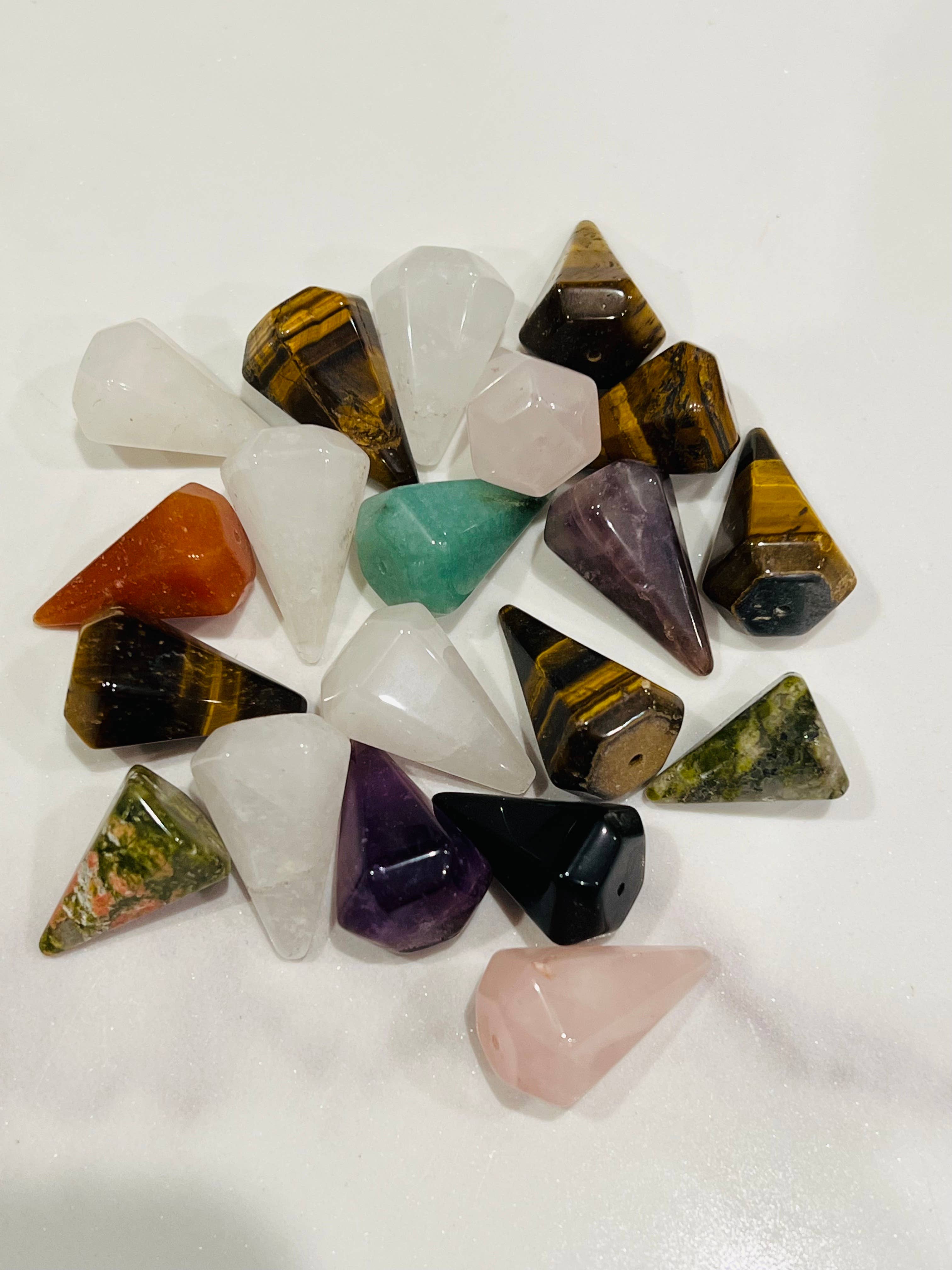 Only Crystals Remain – Großhandel Spiritueller Stein/Kristall – Schmuckset mit Kristallpendel, gebohrte Spitzen, zum Selbermachen, 10 Stück1