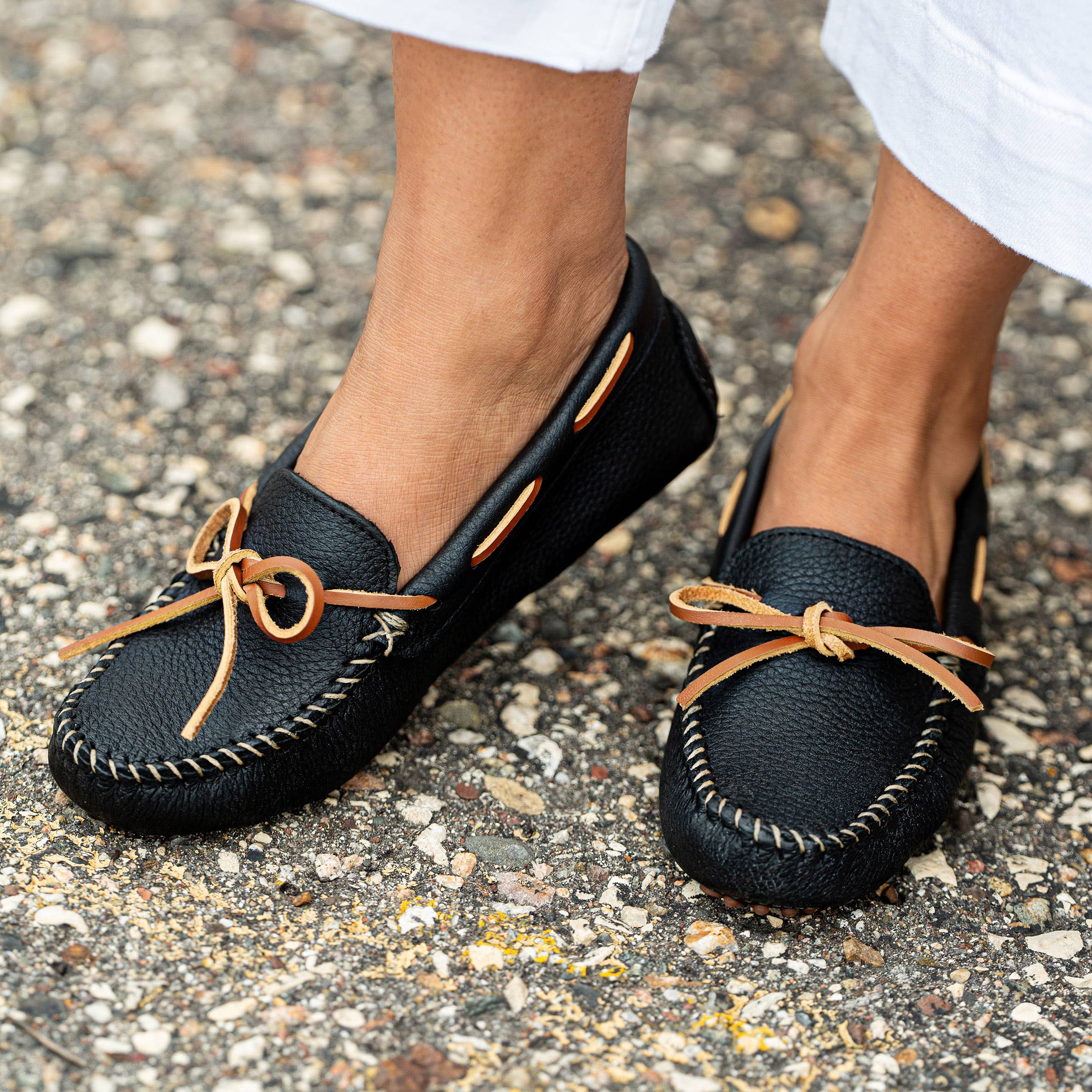 Minnetonka - Wholesale Loafers - Women's - Women's Classic Leather Driver Moccasin Loafer5