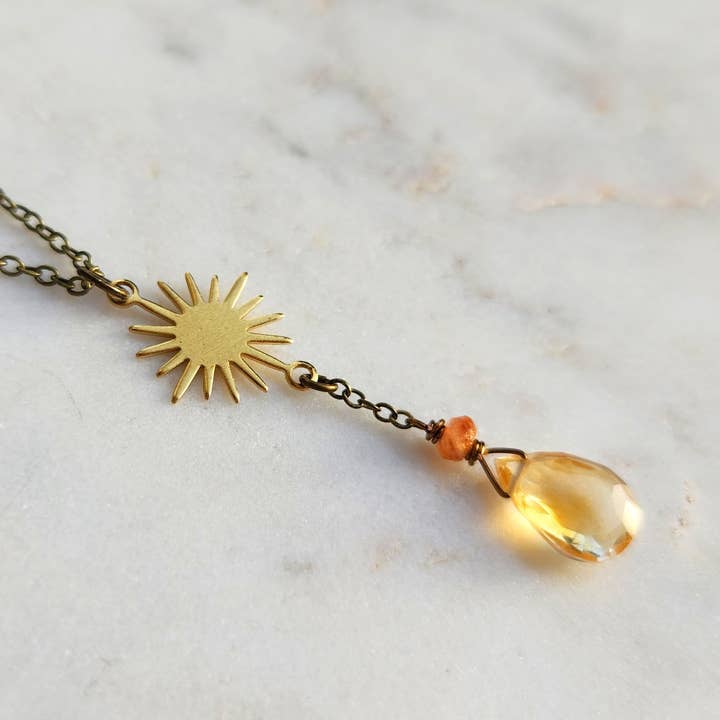 Citrin, Solsten og Messing Solstråle Charm Y Halskæde for engroshandel hos Edgy Petal Jewelry